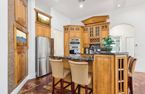Hunt Club House | West Palm Oasis Spacious 4BR Pool Hot Tub BBQ King Beds