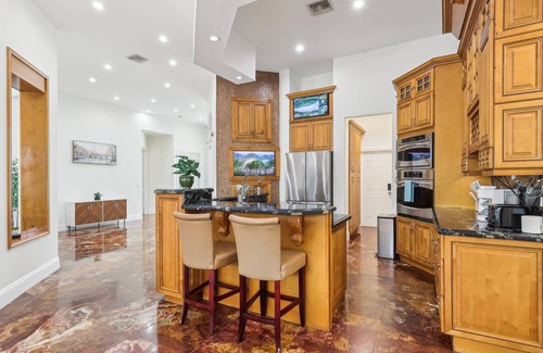 Hunt Club House | West Palm Oasis Spacious 4BR Pool Hot Tub BBQ King Beds