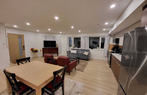 West Vancouver House | West Van2+1 bdroom Walk ferry bus to Van 20 Minu to Cypre Ski free Parking/EV ch
