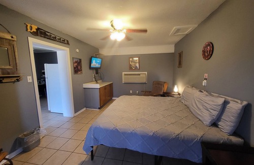 Buchanan Dam Cabin | Western Suite