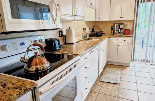 Des Moines House | Western themed 5 bedrooms 2 full baths. Walking distance to Iowa State Fair