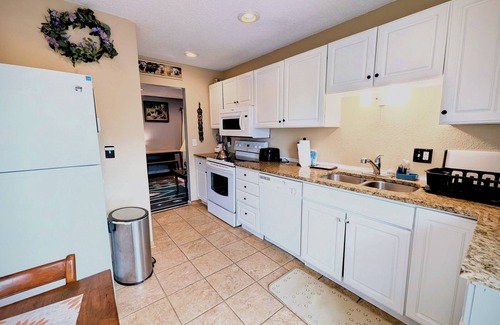 Des Moines House | Western themed 5 bedrooms 2 full baths. Walking distance to Iowa State Fair