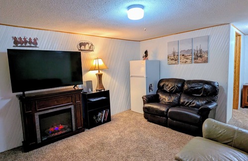 Des Moines House | Western themed 5 bedrooms 2 full baths. Walking distance to Iowa State Fair