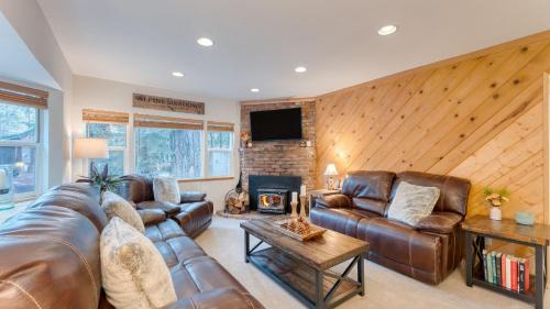 Pineland House | Westlake Cabin by AvantStay Hot Tub Near Skiing Walk to Restaurants Lake