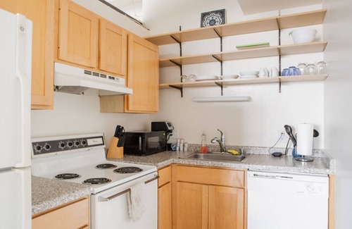 Westown Apartment | Westown 1BR Apt Near Fiserv, Baird, and Theater District
