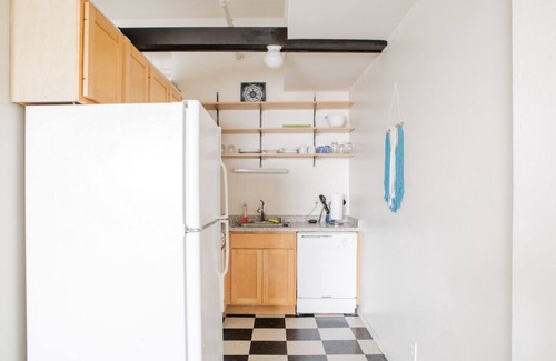 Westown Apartment | Westown Studio Apt Near Fiserv, Baird, and Theater District