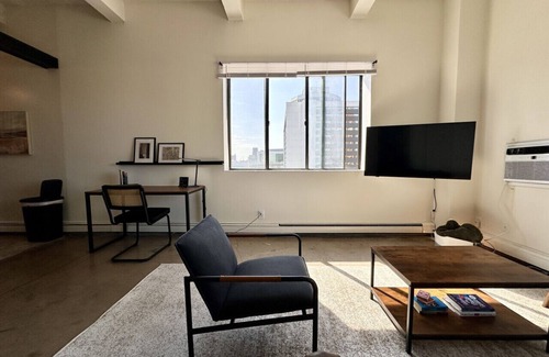 Westown Apartment | Westown Studio Apt Near Fiserv, Baird, and Theater District