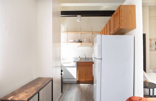 Westown Apartment | Westown Studio Apt Near Fiserv, Baird, and Theater District