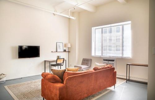 Westown Apartment | Westown Studio Apt Near Fiserv Baird and Theater District