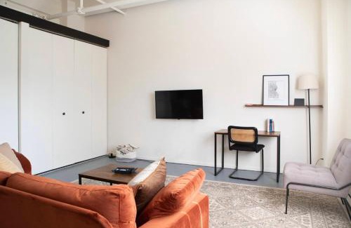 Westown Apartment | Westown Studio Apt Near Fiserv Baird and Theater District