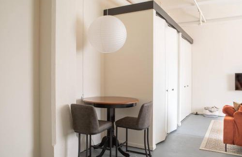 Westown Apartment | Westown Studio Apt Near Fiserv Baird and Theater District