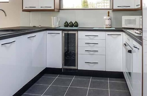 Uphill Cabin | WESTVIEW, family friendly, with a garden in Weston-Super-Mare