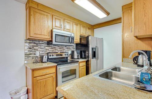 Paradise Apartment | WFH-Friendly Las Vegas Condo 2 Mi to Strip!