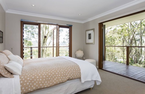 Whale Beach House | Whale Beach Modern 4 bedroom, 4 bath secluded home, ocean views in bush setting.