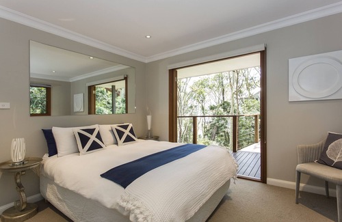 Whale Beach House | Whale Beach Modern 4 bedroom, 4 bath secluded home, ocean views in bush setting.