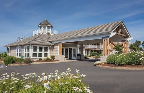Logsden Resort | Whale Pointe Resort: 3-bedroom, 3rd floor - unit sleeps 8 in Depoe Bay.