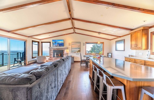 Dillon Beach House | WhaleWatch:Coastal Family Retreat w/Epic Views! WiFi/HotTub/GmRm/Pup