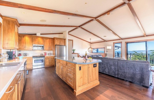 Dillon Beach House | WhaleWatch:Coastal Family Retreat w/Epic Views! WiFi/HotTub/GmRm/Pup