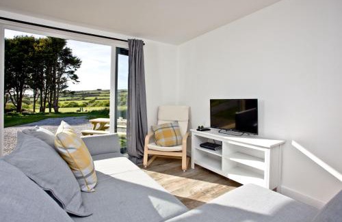 Helston House | Wheal Rose - Hot Tub - Parking - Free WiFi - On-Site Activities