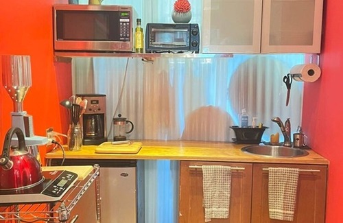 Glen Iris Apartment | Whimsical 1-Bedroom in Artist-Friendly House