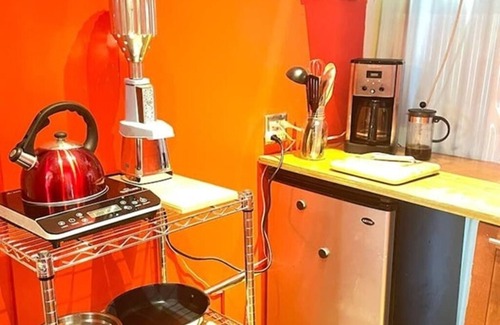 Glen Iris Apartment | Whimsical 1-Bedroom in Artist-Friendly House