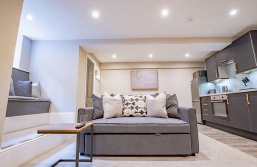 Worcester Apartment | WhiskAwayHomes Shaw Street Apartment 2