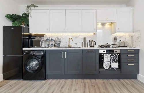Worcester Apartment | WhiskAwayStays Victoria House Apartment 4