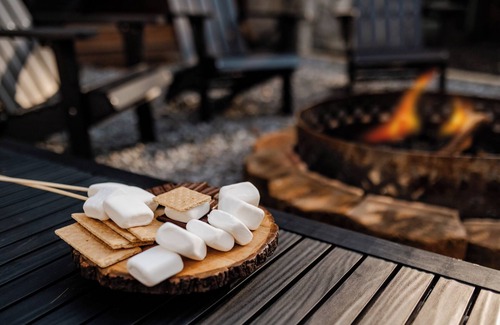 Ellijay House | Whiskey Cheeks: 4 BR Cozy Mountain Escape - Playground - Hot Tub - Kids Room