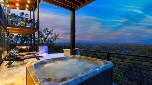 Sevierville House | Whiskey Ridge by AvantStay Infinity Pool, Hot Tub, Game Room, Panoramic Views