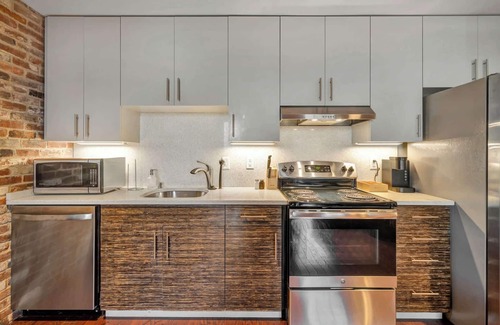 Downtown Louisville Apartment | Whiskey Row Gem - Steps to KFC Yum! Center & Bars!