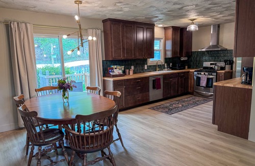 Traverse City House | Whispering Hills Hideaway