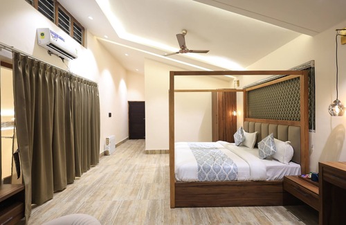 Kaul Hotel | Whispering Oaks