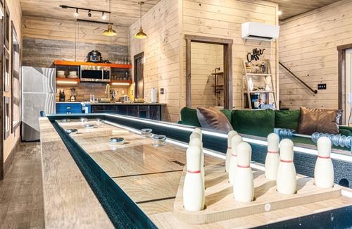 Gatlinburg Ski Chalet | Whispering Waters Chalet - A Modern Haven by the Creek