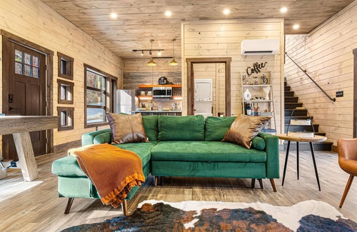 Gatlinburg Ski Chalet | Whispering Waters Chalet - A Modern Haven by the Creek
