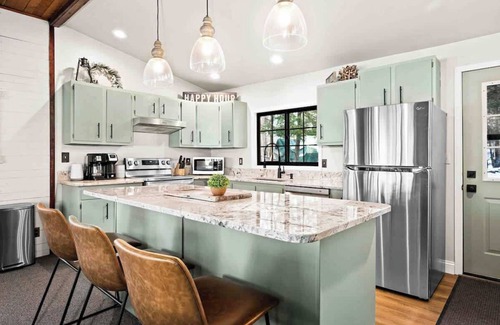 Sturgeon Lake Cabin | WhisperingPines on Sand Lake! SAUNA-GOLF-Fish-SWIM- Outdoor Pizza Oven
