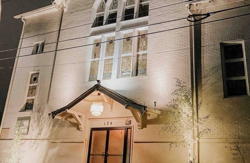 East Side House | White Bohemian Mansion - Hot tub 9 bedrooms 5 baths