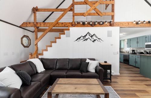 North Conway Ski Chalet | White Cap Cabin-Dog Friendly Chalet in N. Conway!