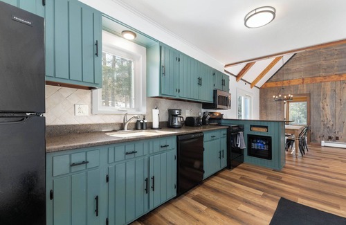 North Conway Ski Chalet | White Cap Cabin-Dog Friendly Chalet in N. Conway!
