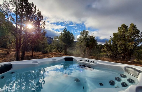 Orderville Cabin | White Cliffs Vista—Panoramic & Unobstructed Views, Hot Tub, Zion & Bryce