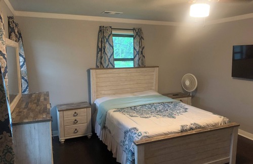 North Little Rock Bed & Breakfast | White cozy home