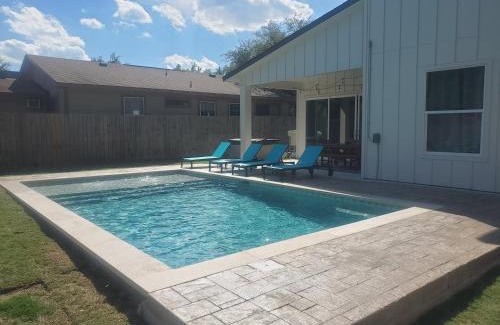 Apache Shores House | White Dove Pool House- Modern Luxury 4br Home Near Lake Travis Wpool