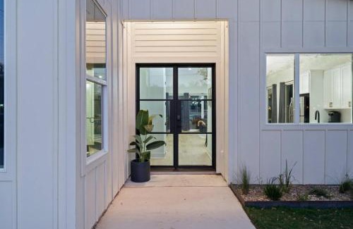 Apache Shores House | White Dove Pool House- Modern Luxury 4br Home Near Lake Travis Wpool