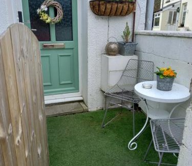 Bryncethin House | White House Cottage. Dogs welcome. Entire house.