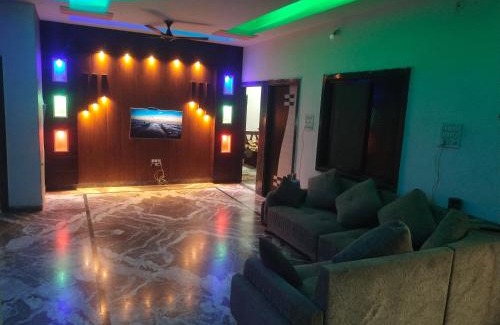 Mandsaur House | White house