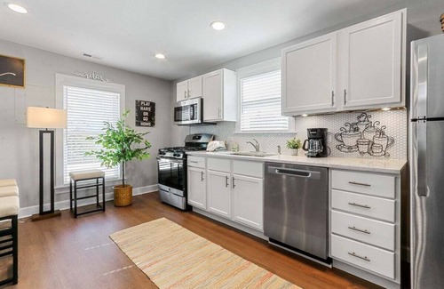 Lake Geneva House | White House on Wisconsin-Main House |Renovated Colonial Revival |Steps to Horticultural Hall |Prking