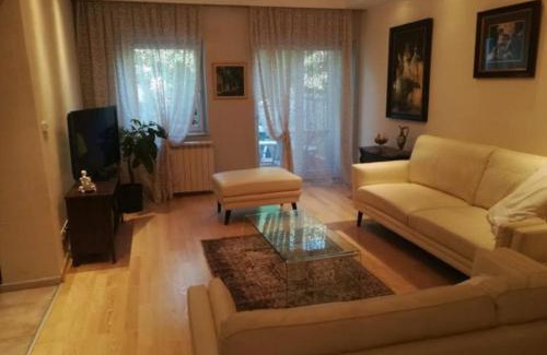 Palilula Apartment | White House