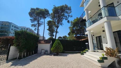 Golem Apartment | White Pine Villa With Pool