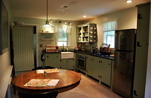 Montebello House | White Rock Cabin