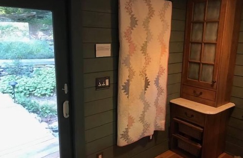 Montebello House | White Rock Cabin