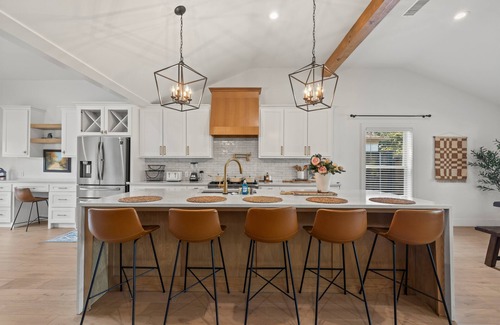Old Lake Highlands House | White Rock Modern Oasis 3BR/2BA l Fenced Yard